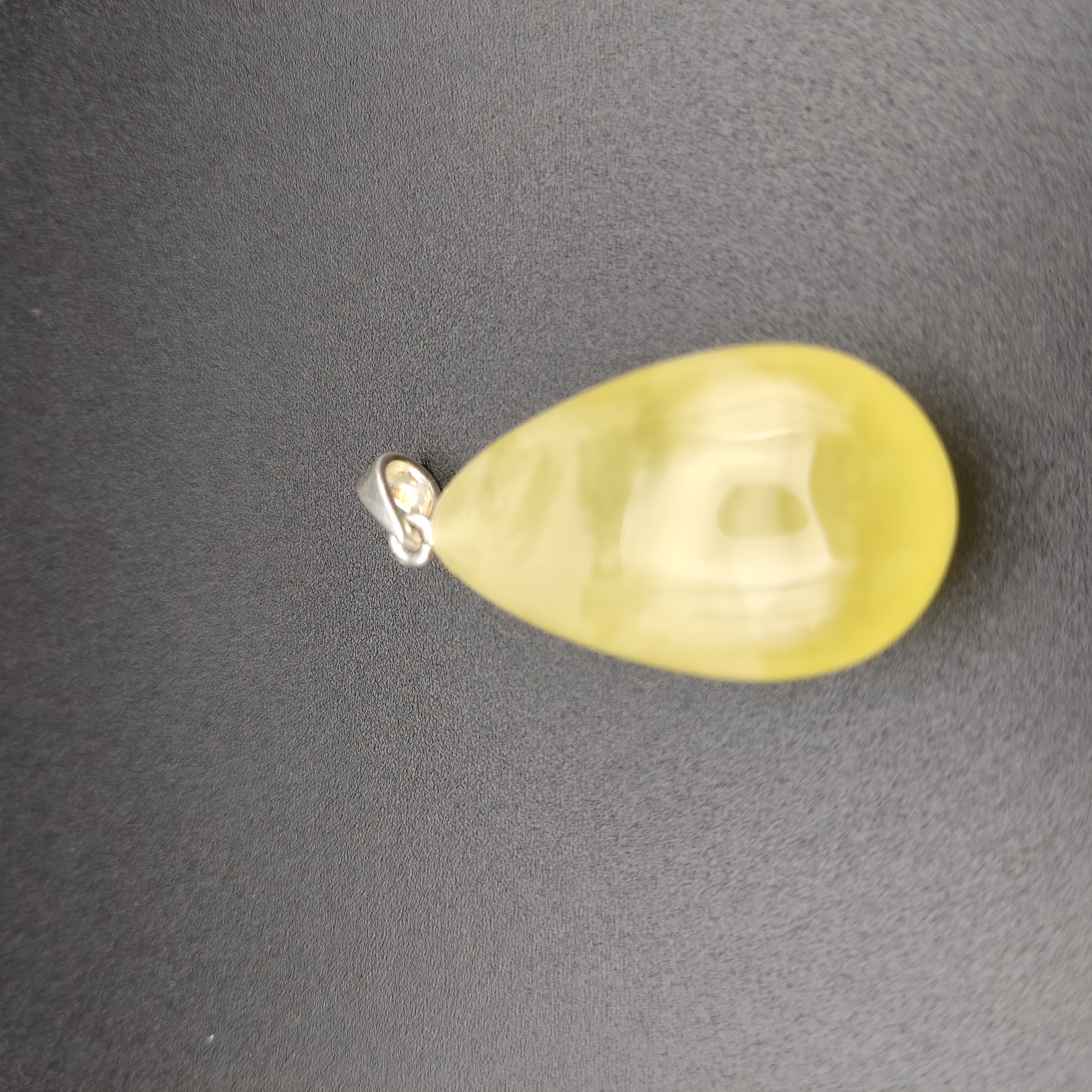 Piękny wisiorek z bursztynu królewskiego