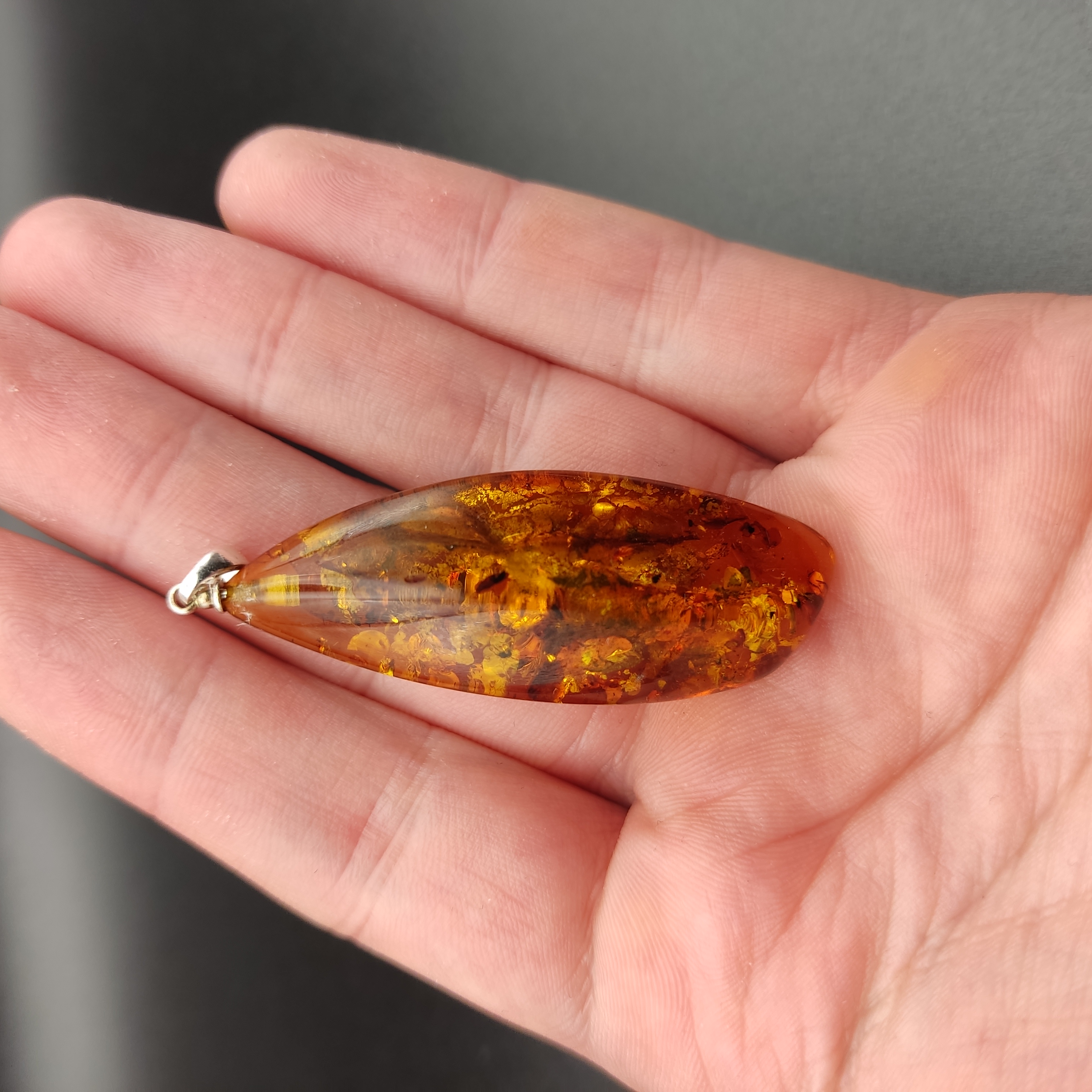 Duży bursztynowy wisiorek