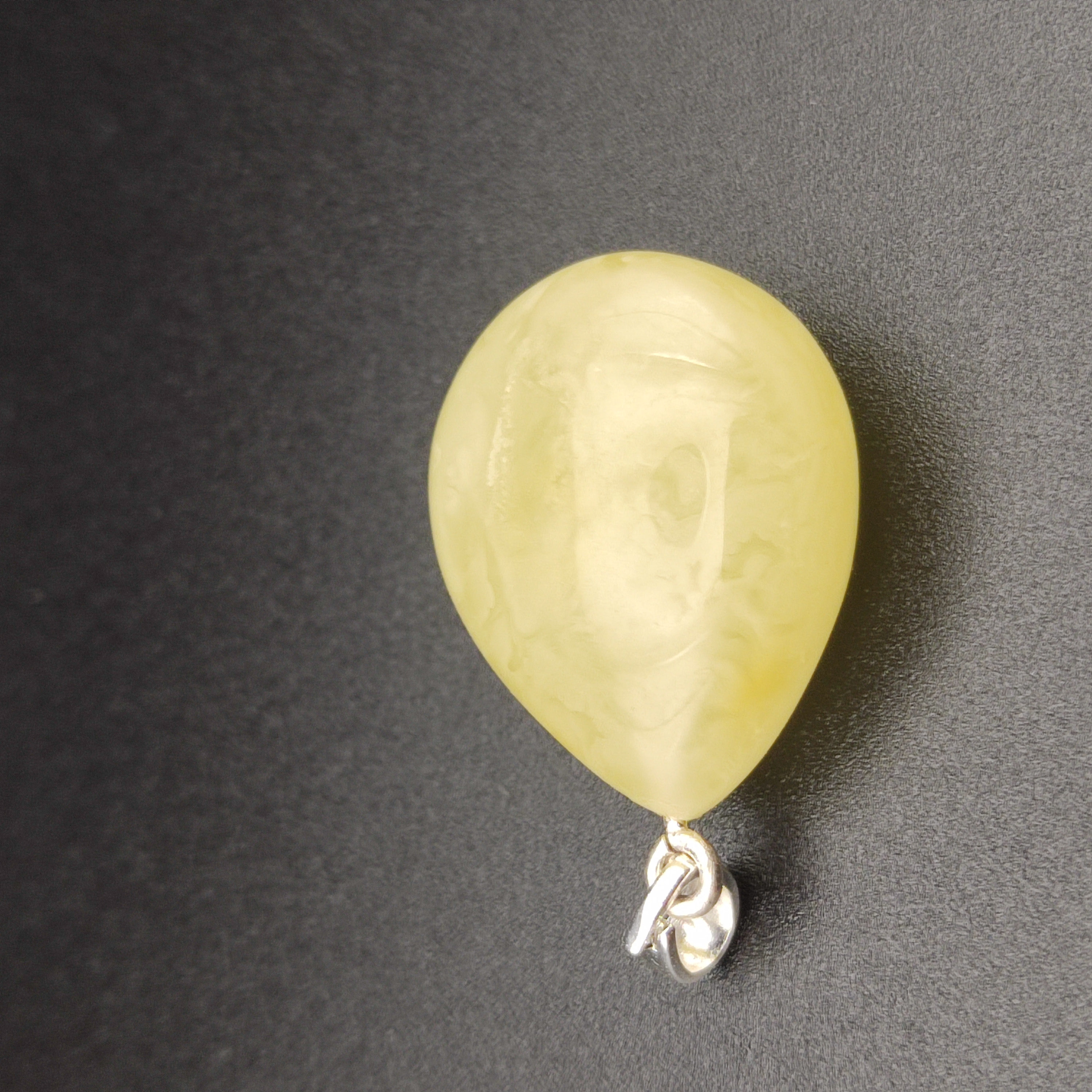 Wisior z bursztynu królewskiego